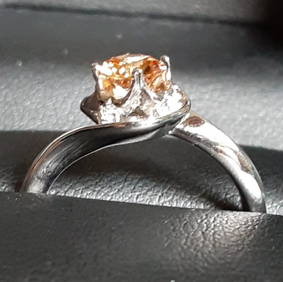 Yellow / Gold Women's Ring Size: 6 - Picture 5 of 11